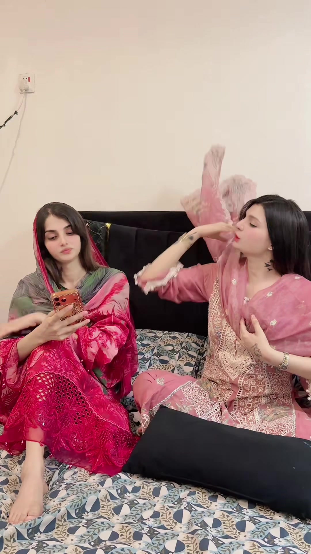 @Sania chaudhary 🖤🖤