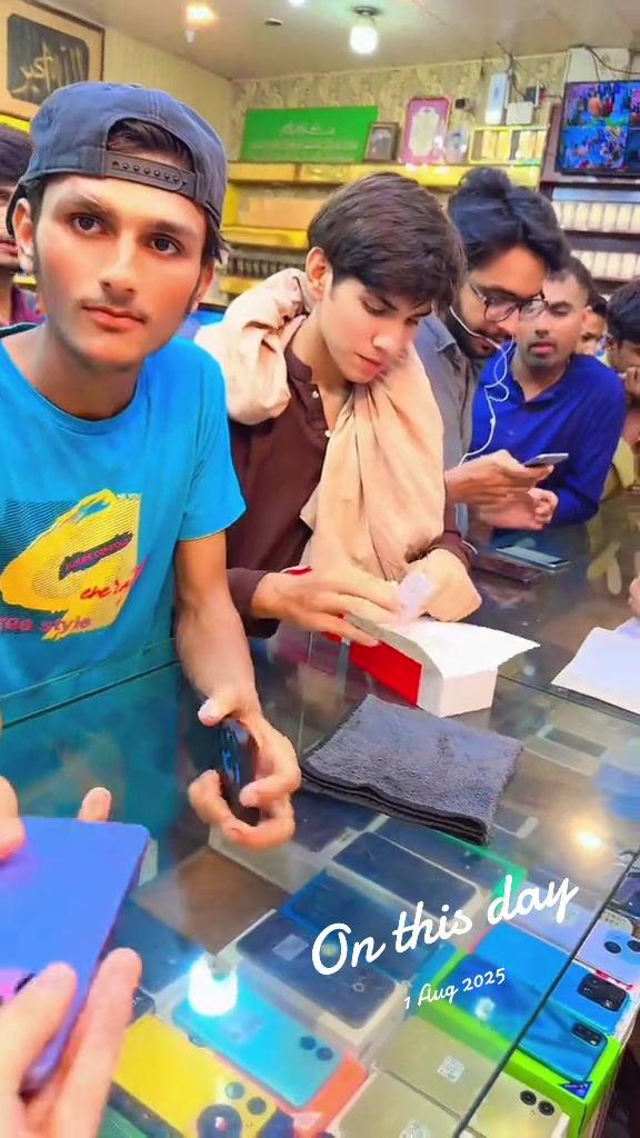 @𝐙𝐞𝐞𝐬𝐡𝐚𝐧🇵🇰