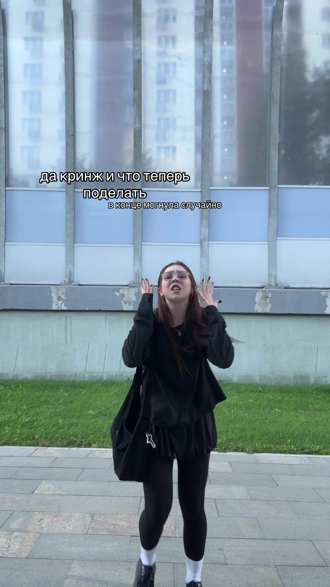 @Собаки лают на королеву