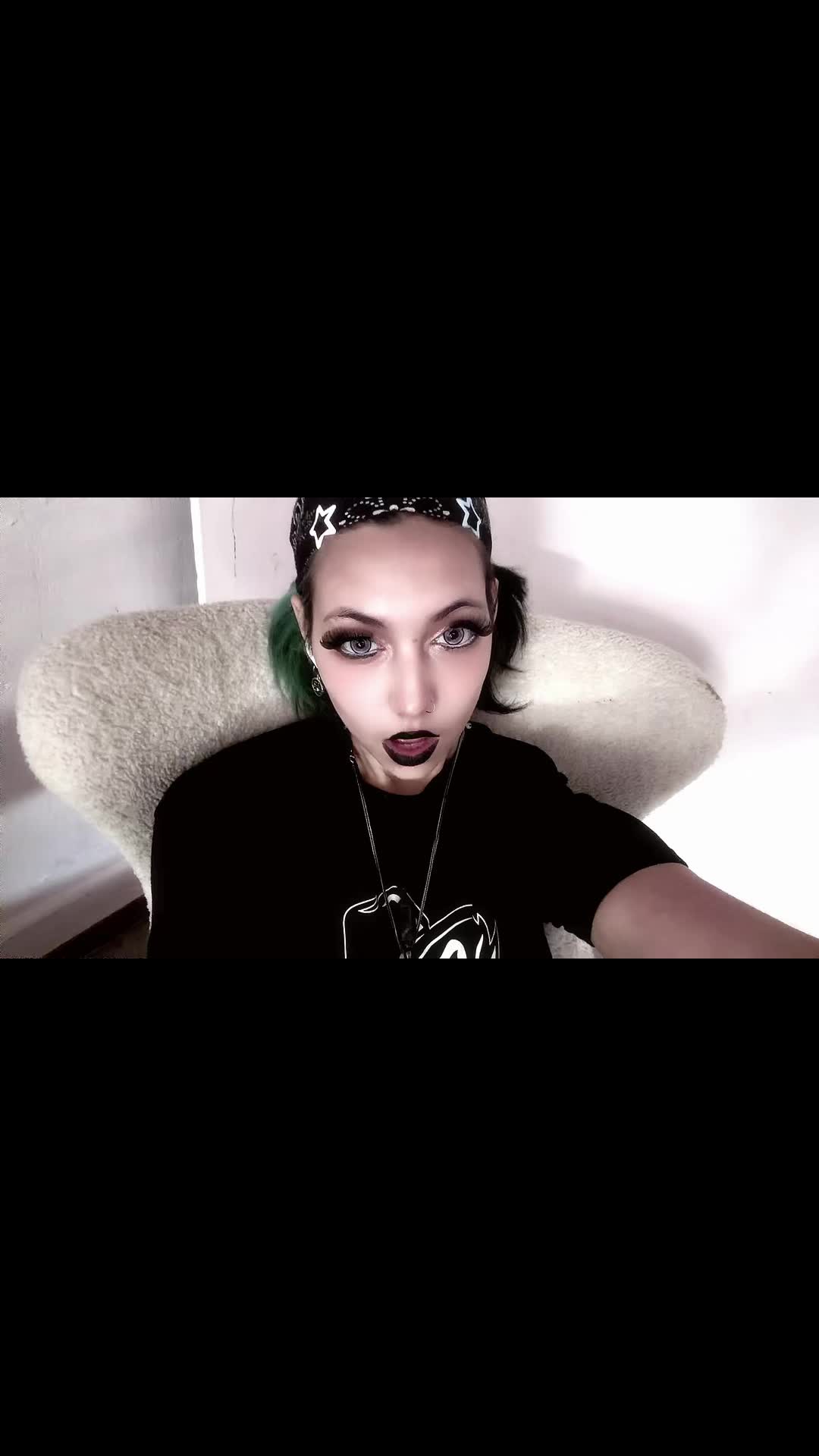 @Goth_latina
