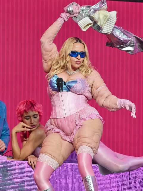 @Celebrity Freakshow TV