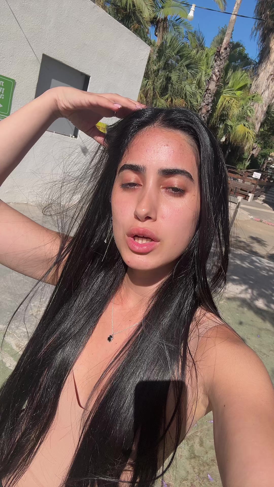 @R;)