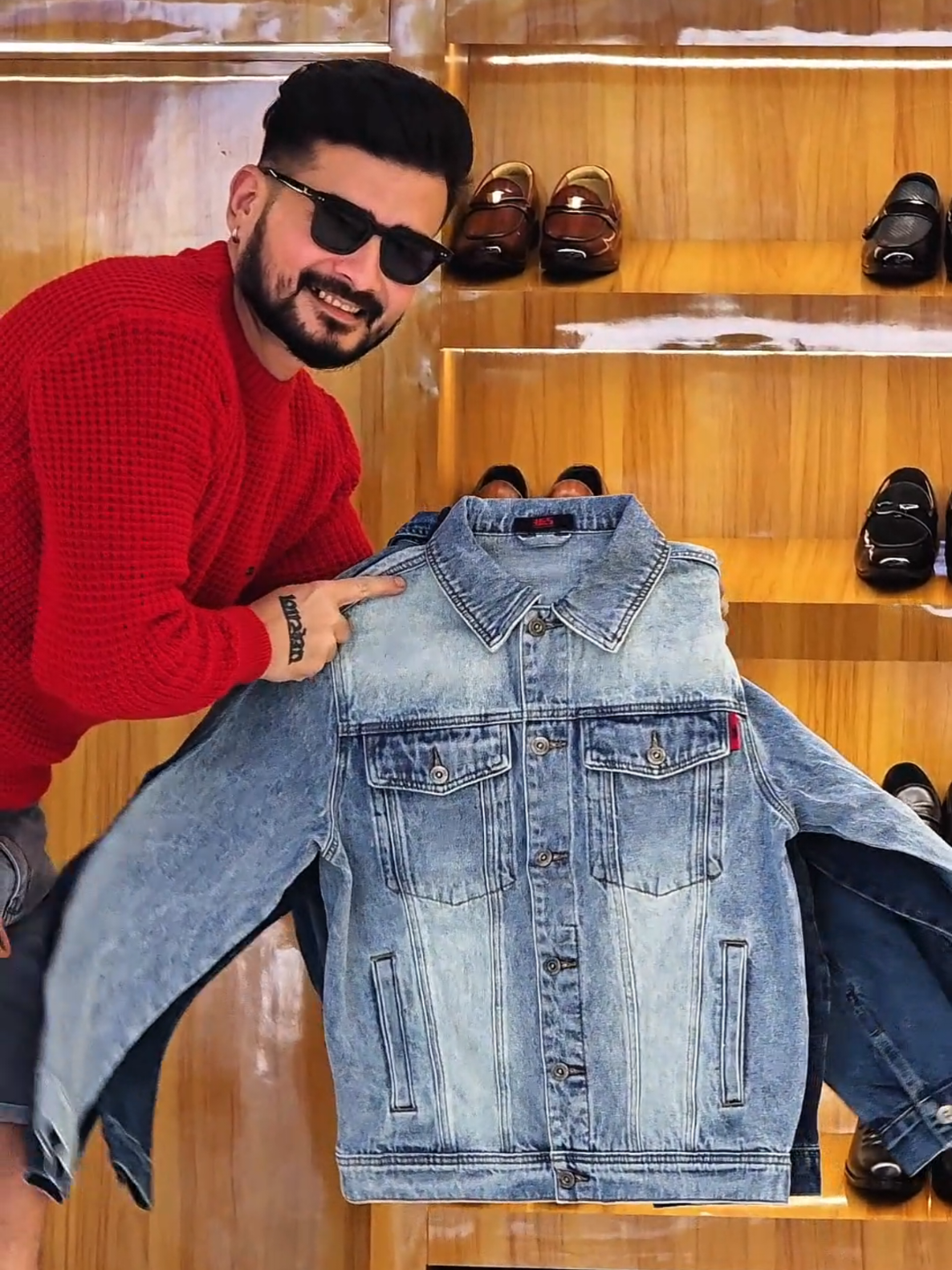 @पछ्याण wears