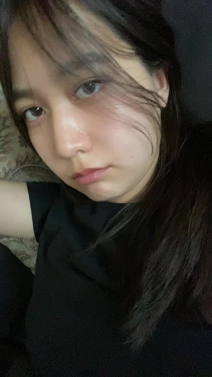@>_<