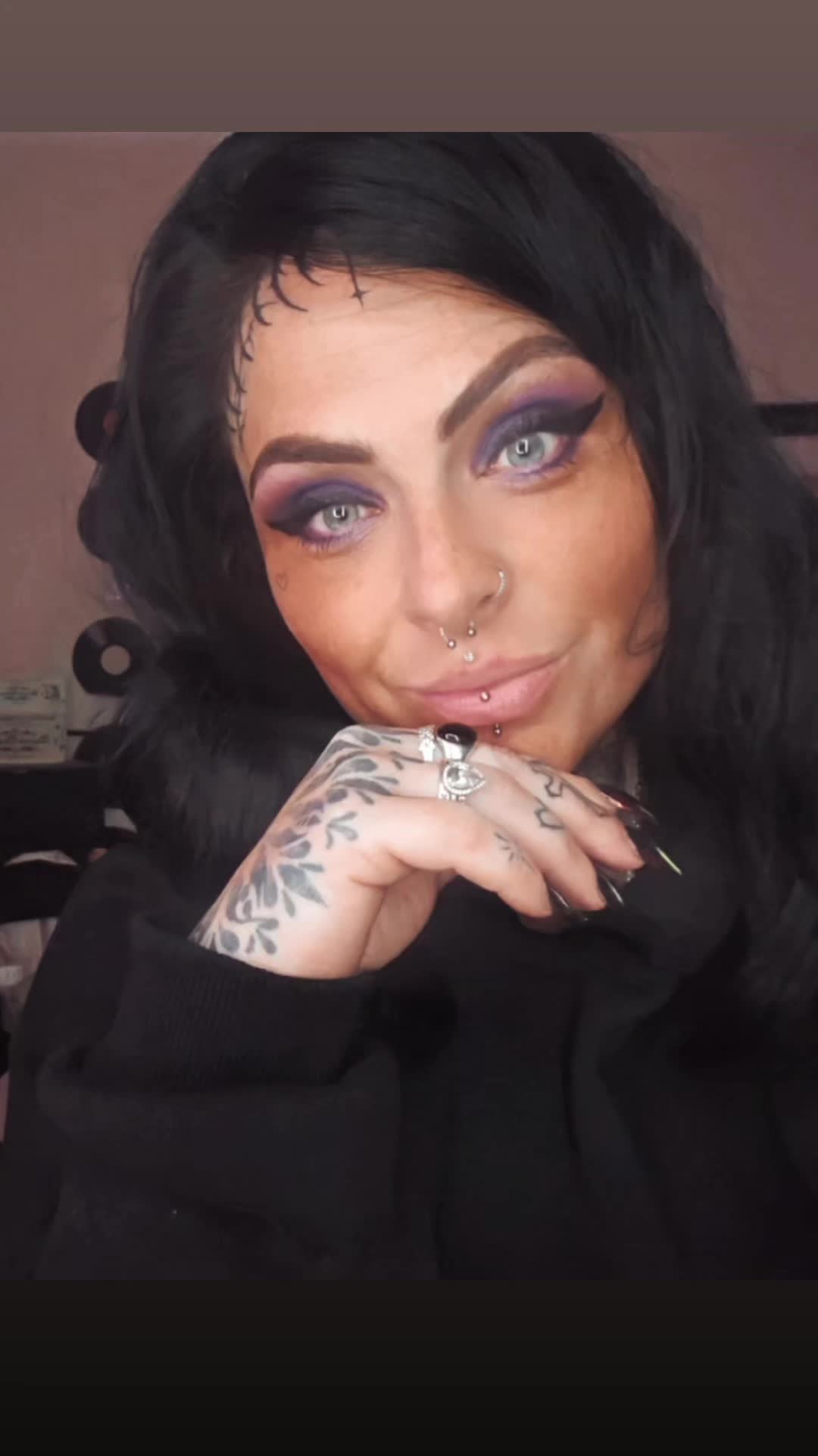 @𝔅𝔞𝔟𝔶𝔊𝔦𝔯𝔩𝔊𝔬𝔱𝔥𝔦𝔠𝔠