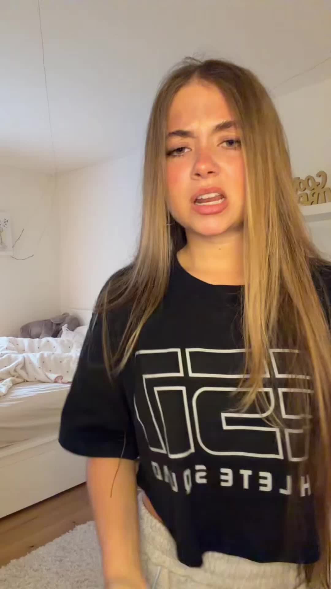 @Elena_<3
