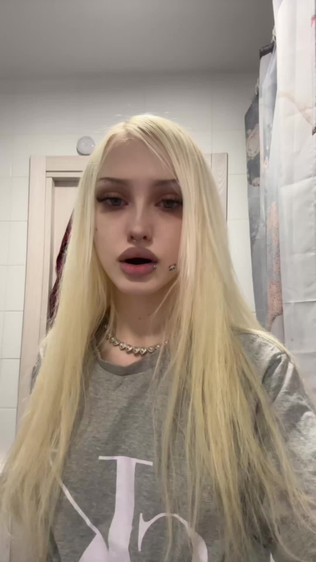 @🙎🏼&zwj;♀️