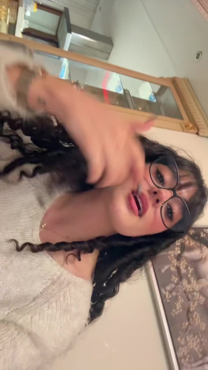 @iihelliyaa