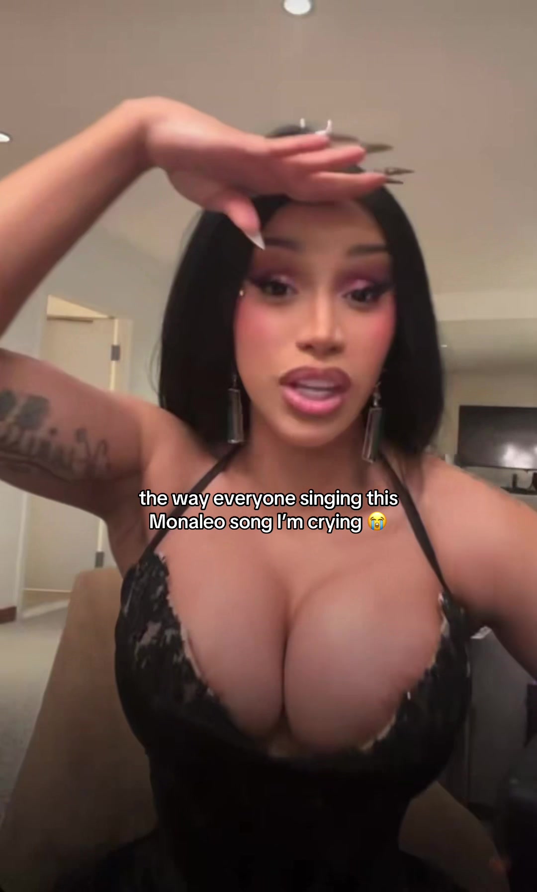 @Monalehoes | Fan Account