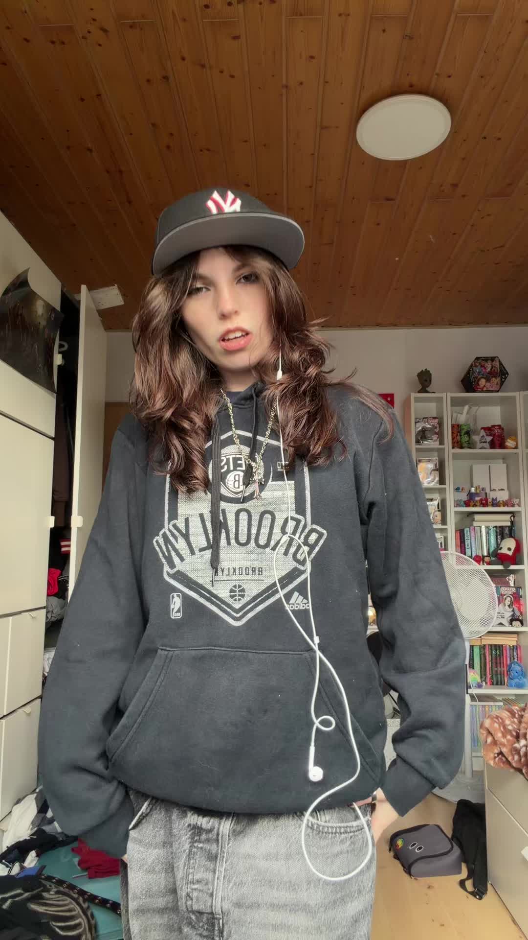 @𝒯𝒶𝓂𝒾🦝🛹🎸