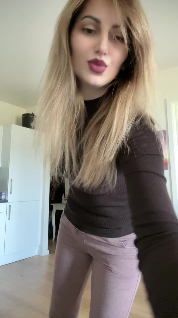 @🐝
