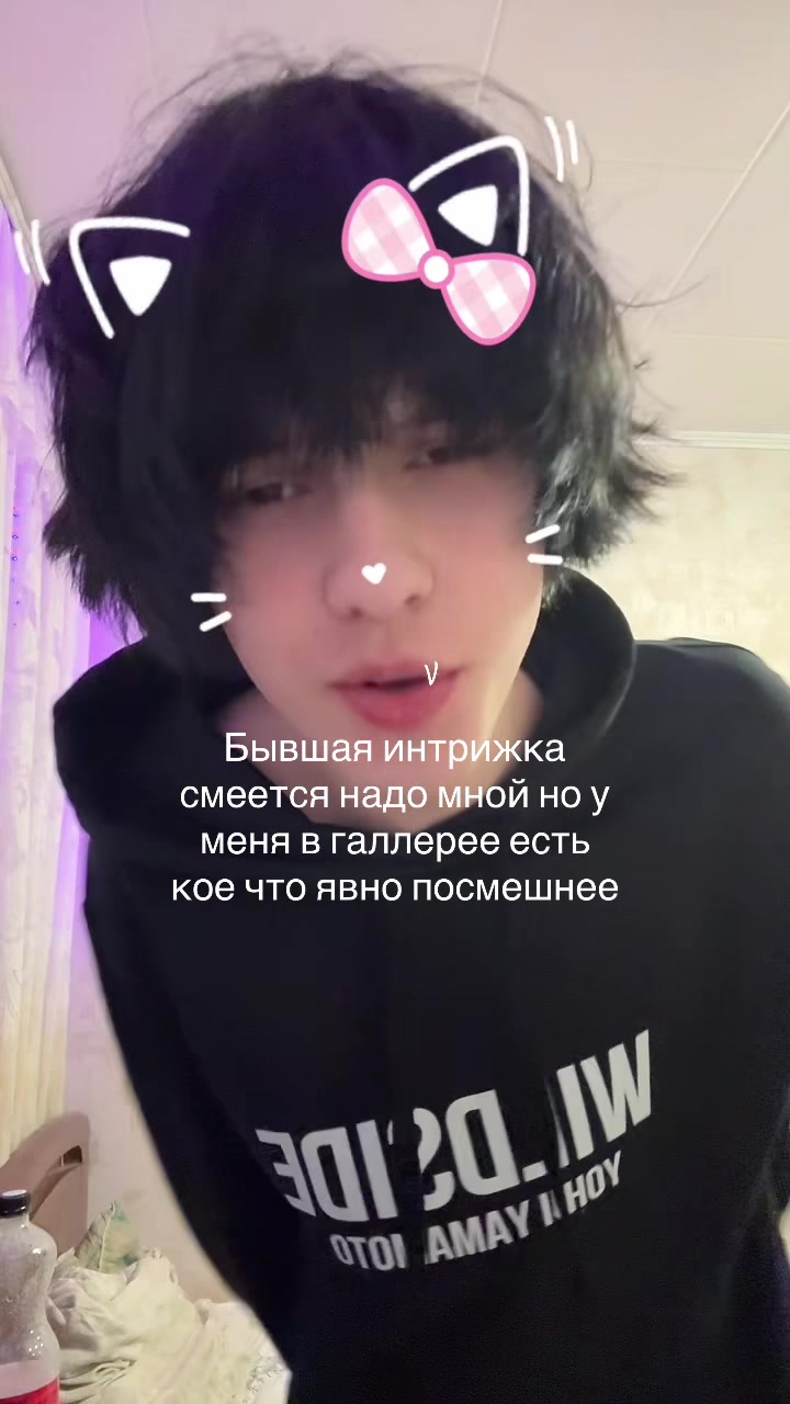 @>.<