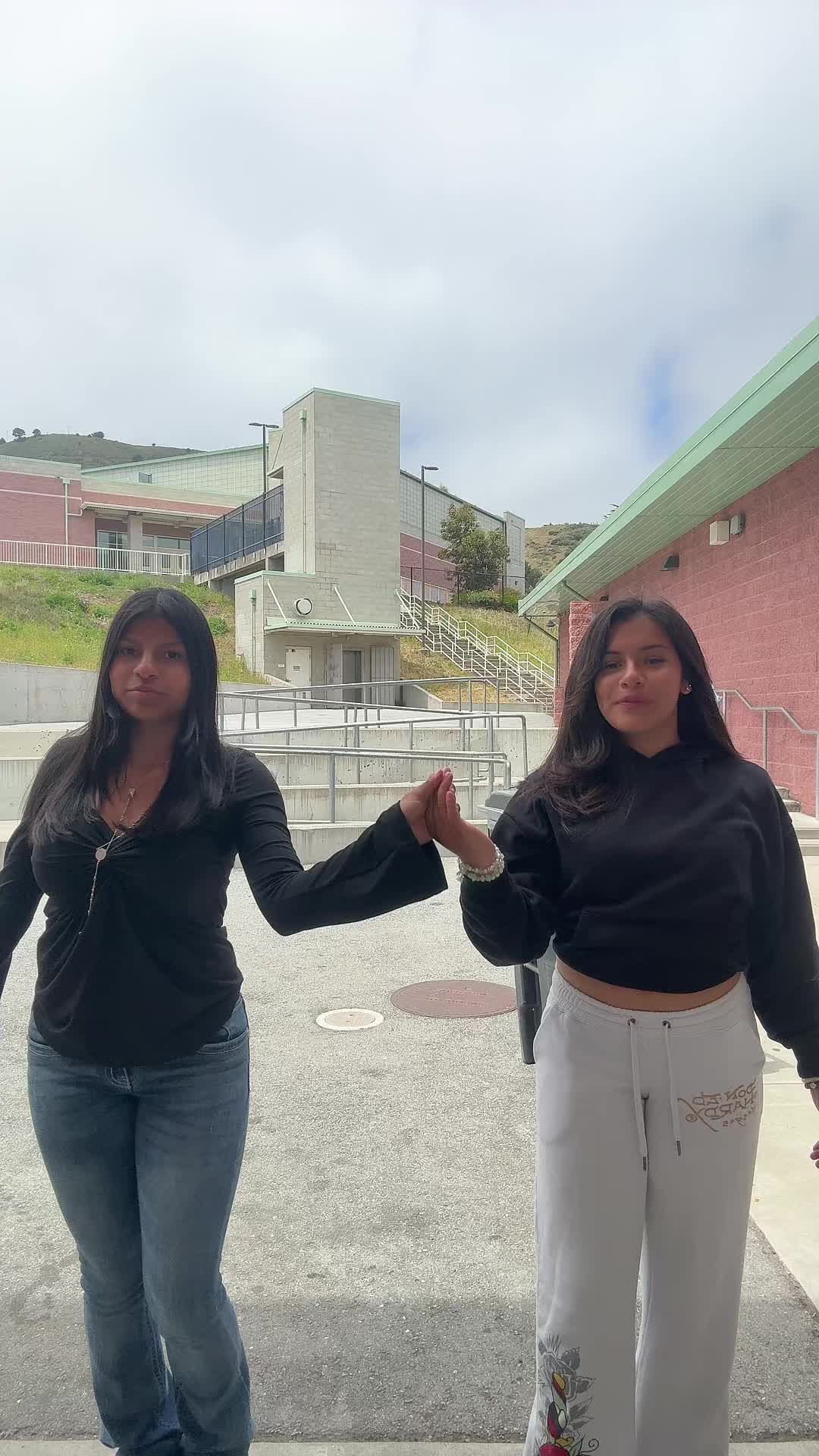 @𝓔𝓶𝓮𝓵𝔂 🖤