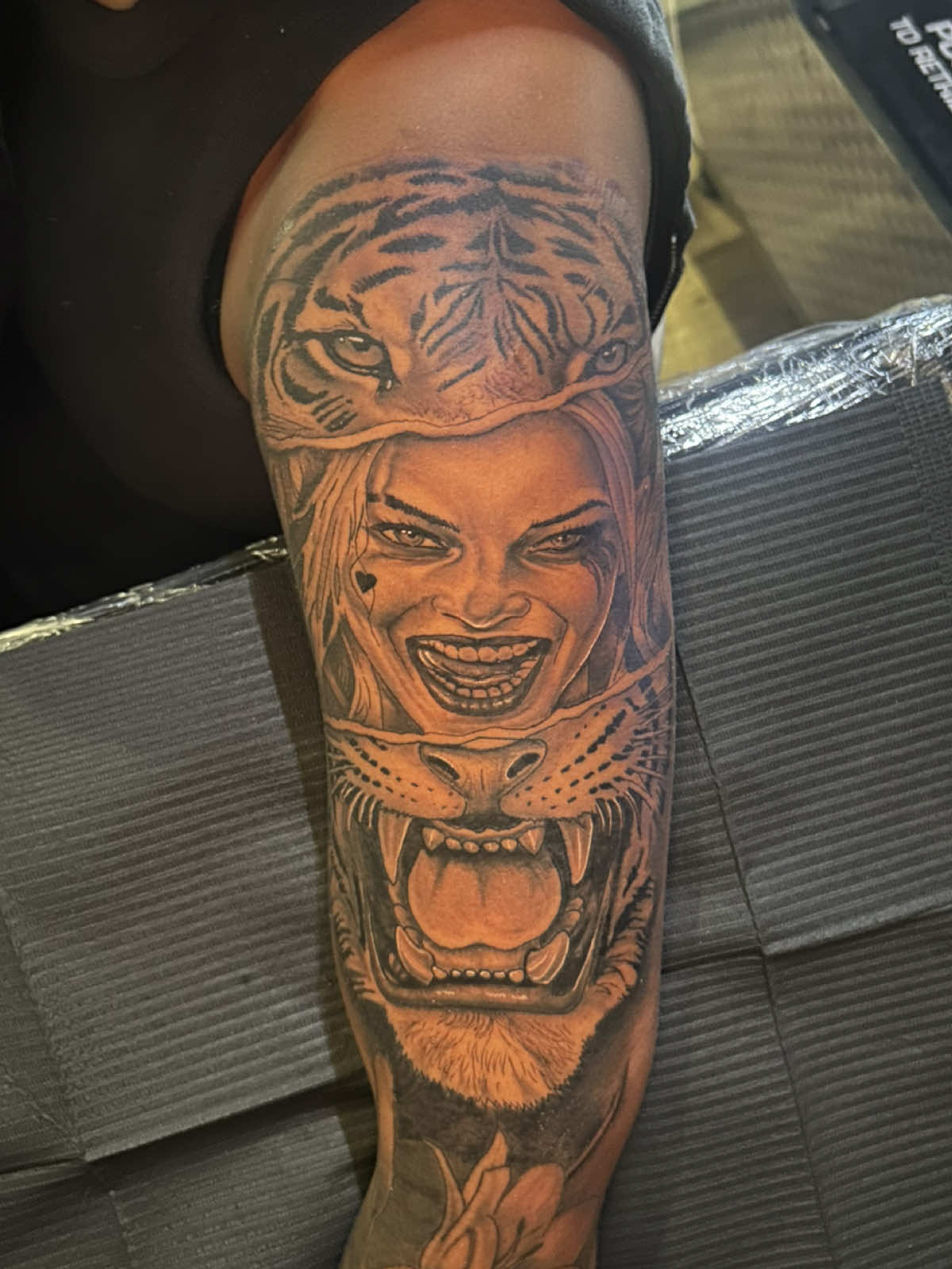 @Mike Tattoo artist