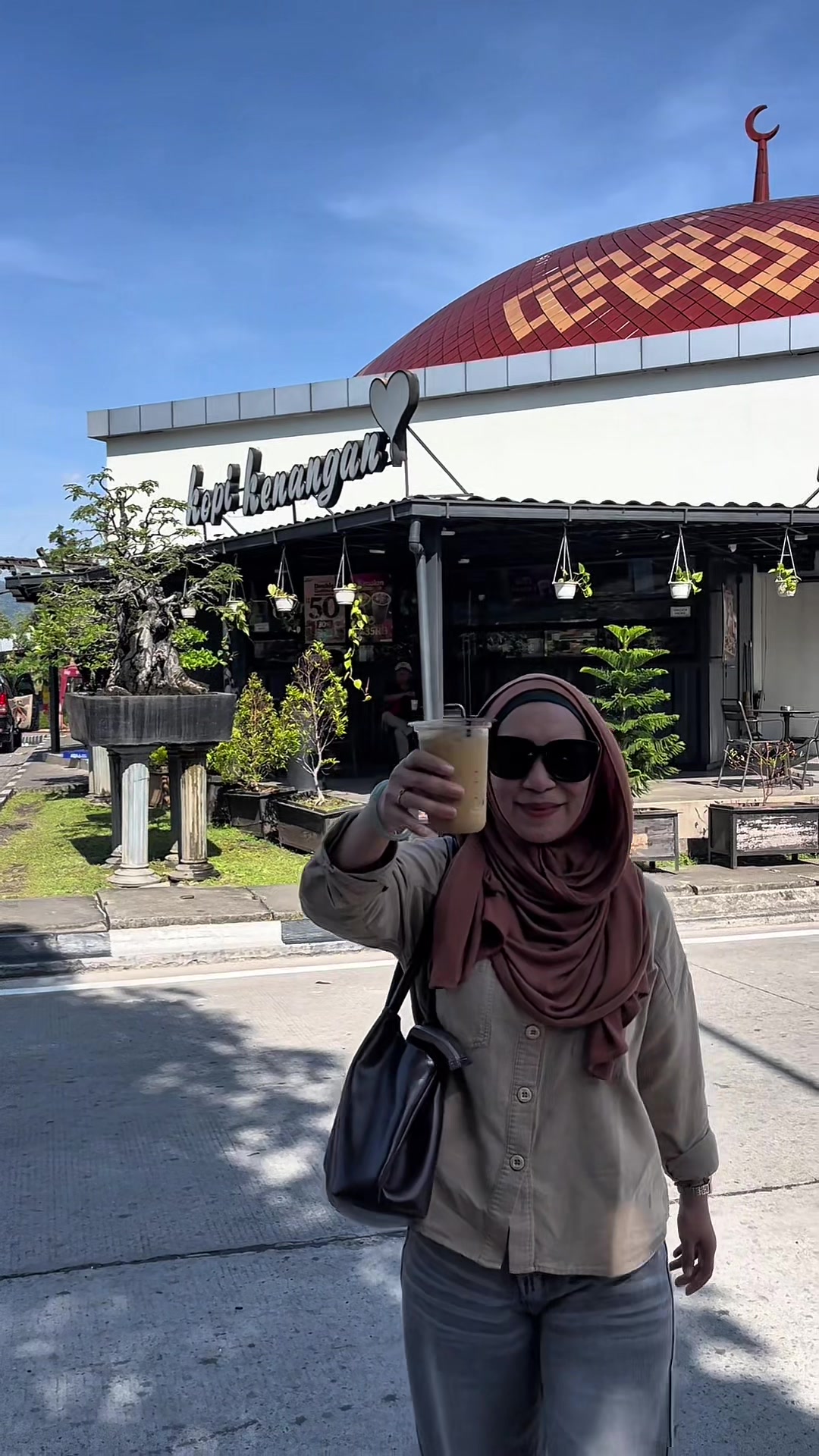 @LELI si paling TAS dan SANDAL