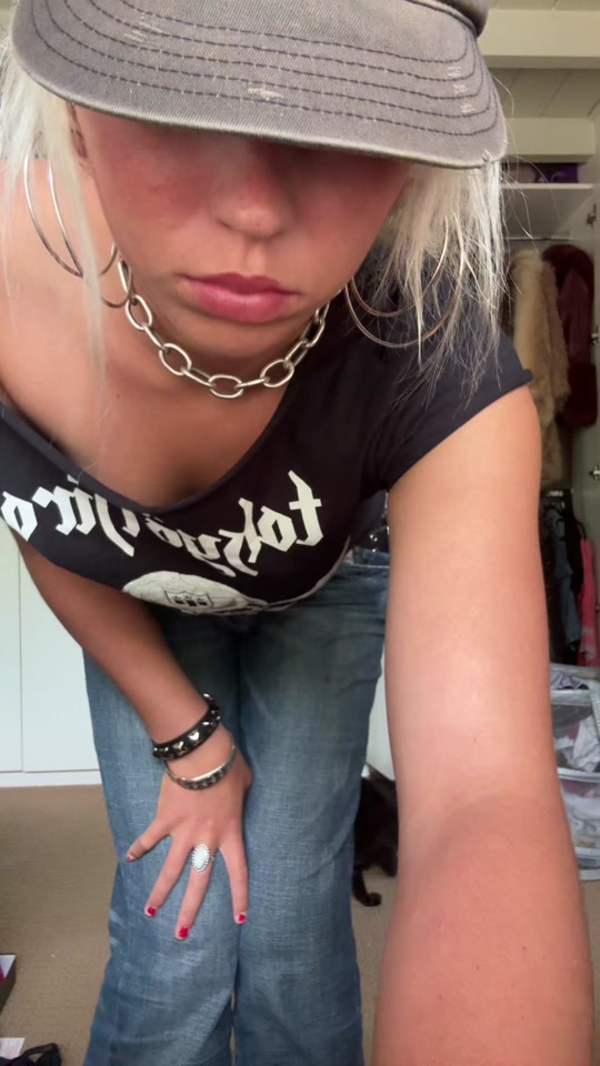 @floraaamadrigal