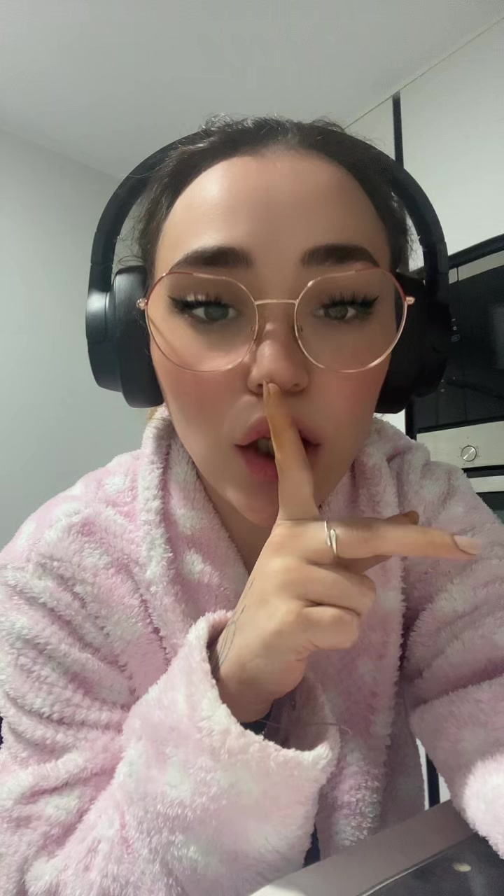 @Famousera