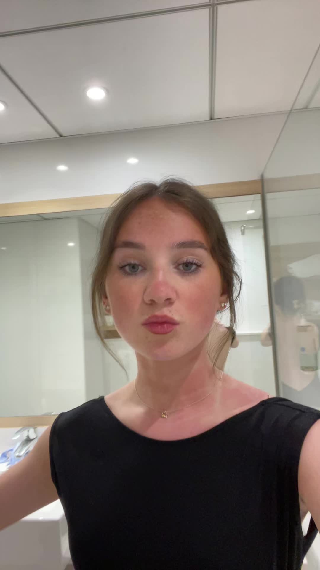 @𝐀𝐨𝐢𝐟𝐞 𝐝𝐨𝐨𝐡𝐞𝐫