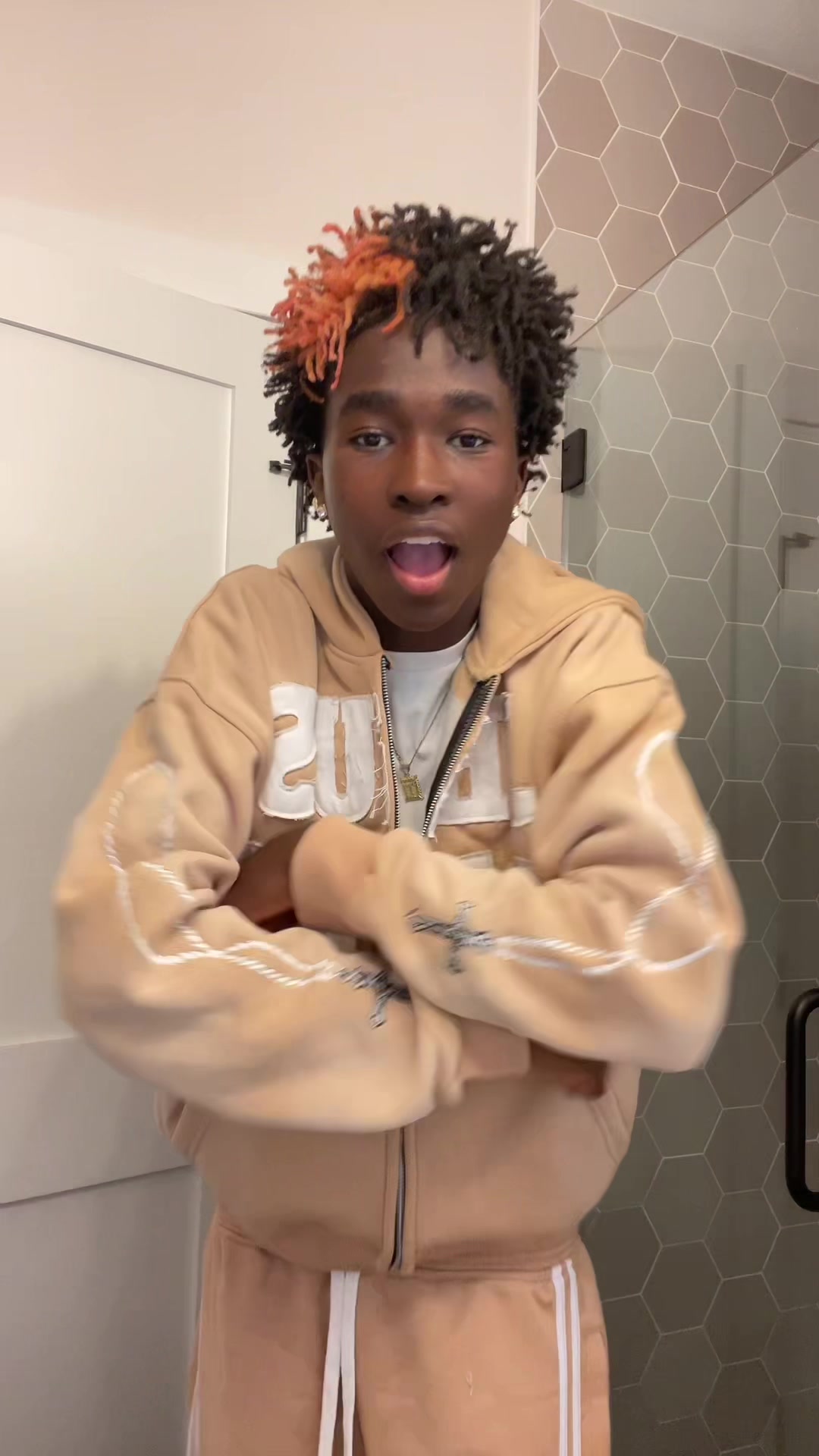 @𝒯𝓎𝑜👩🏽&zwj;🎤