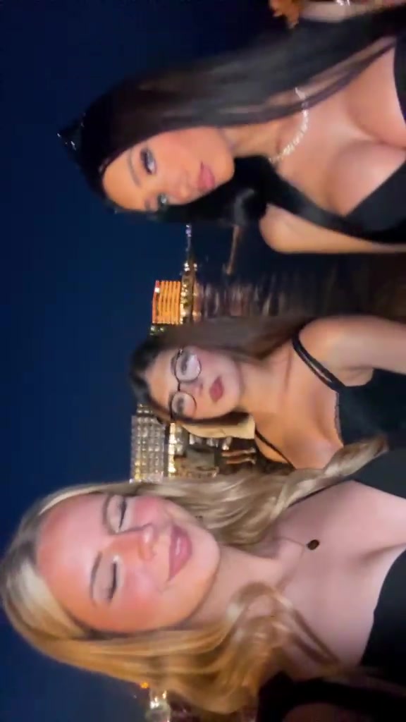@🫢💋