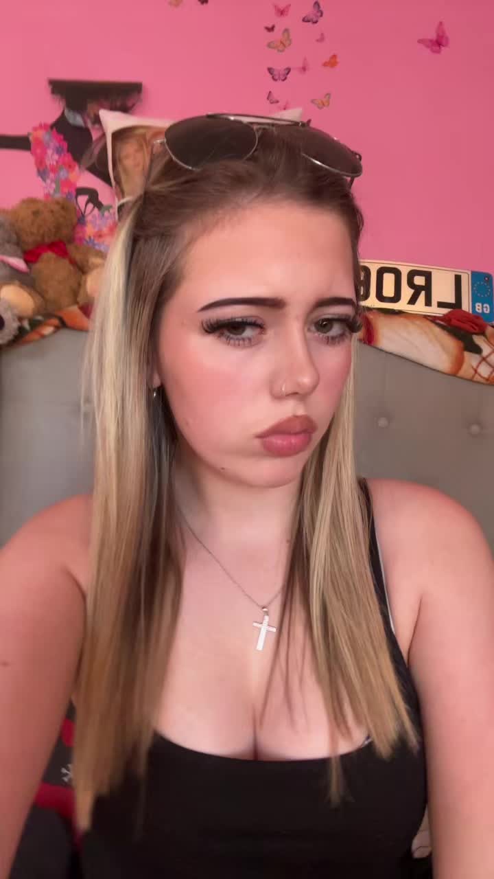 @𝓗𝓸𝓵𝓵𝓲𝓮💋