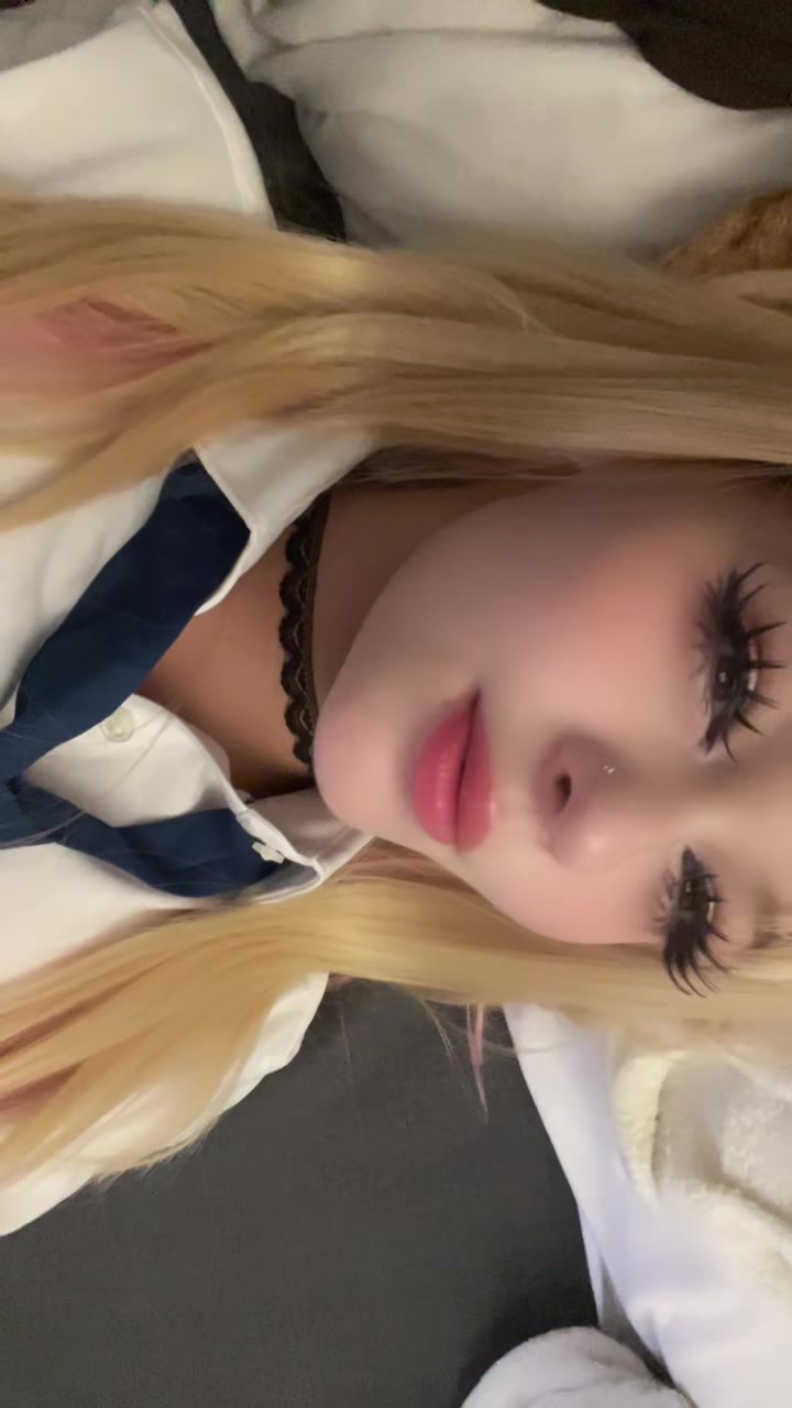 @_axhley_