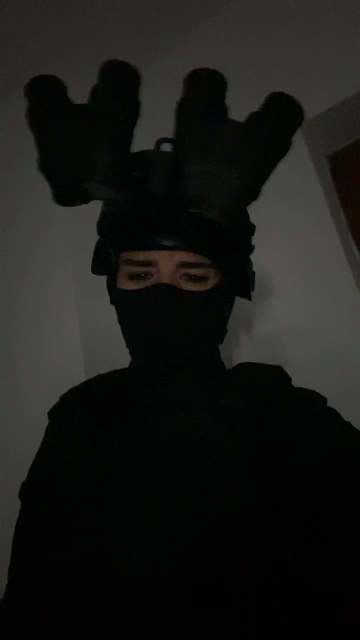 @╰‿╯