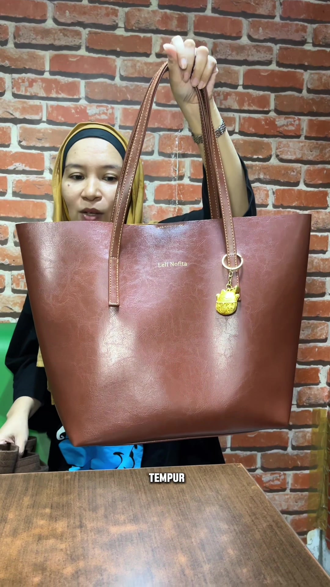 @LELI si paling TAS dan SANDAL