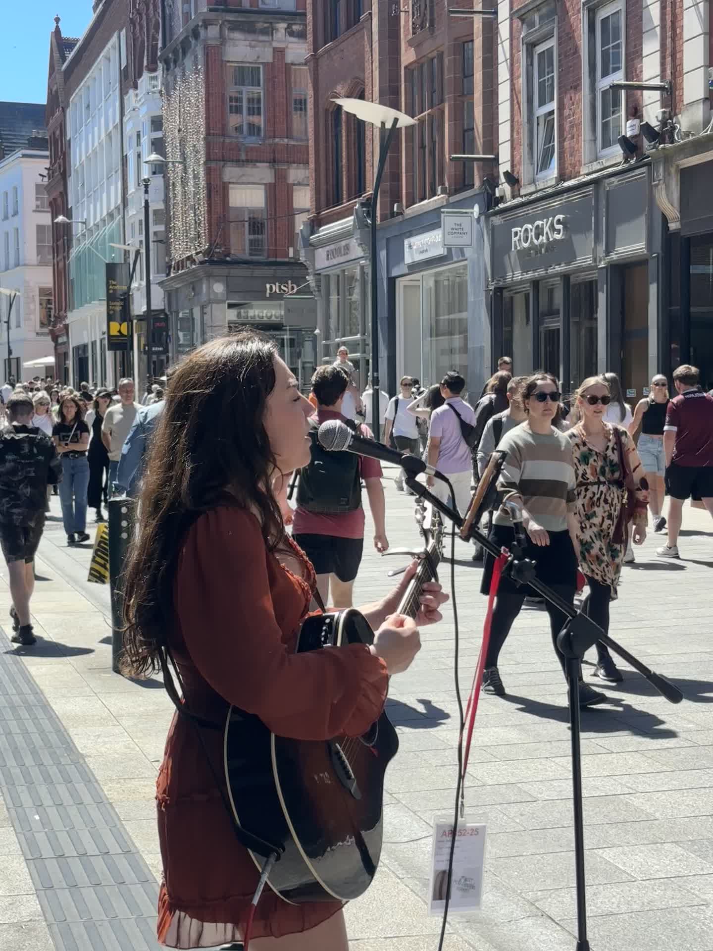 @lauraalosmusic