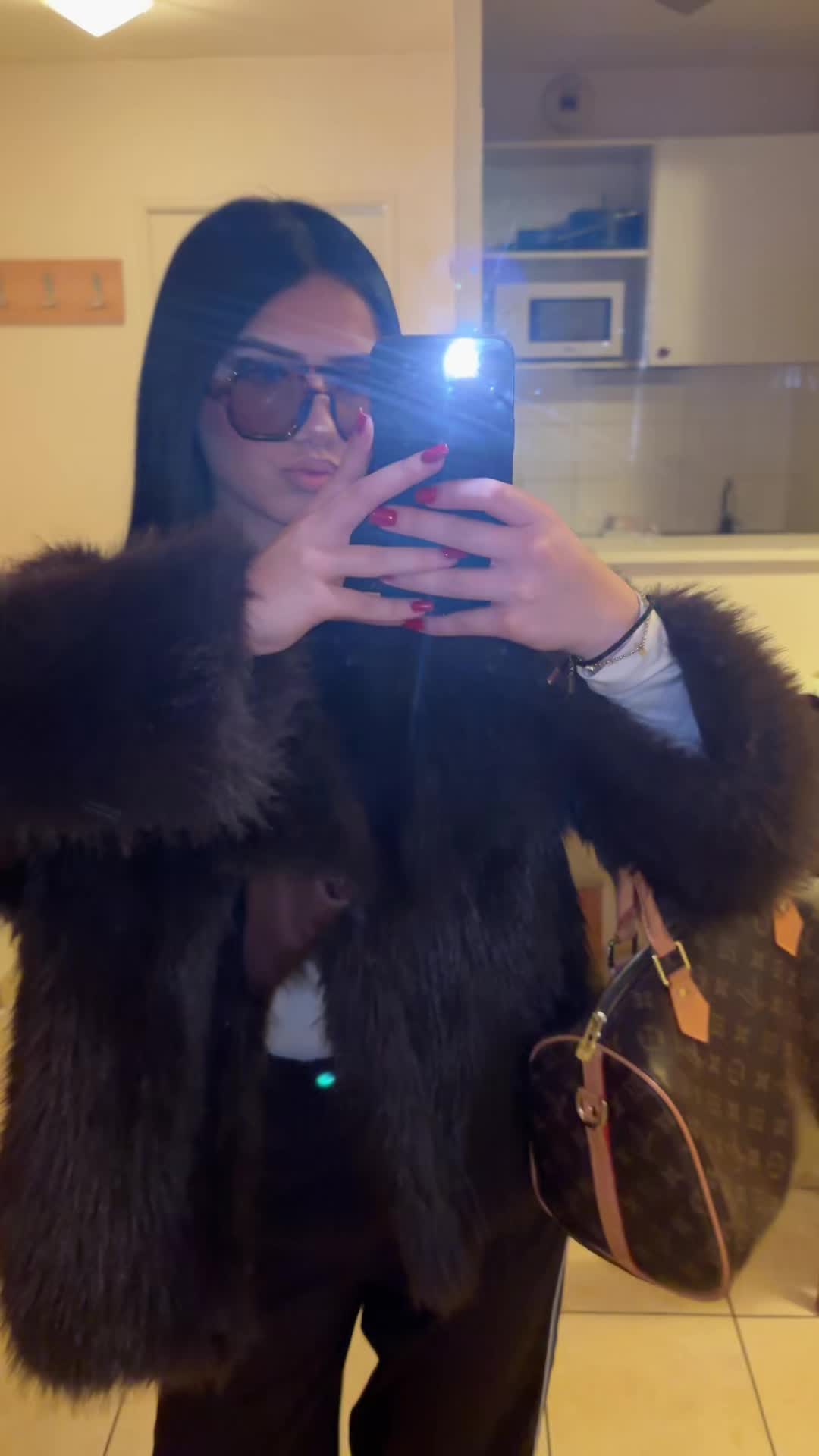 @elena.