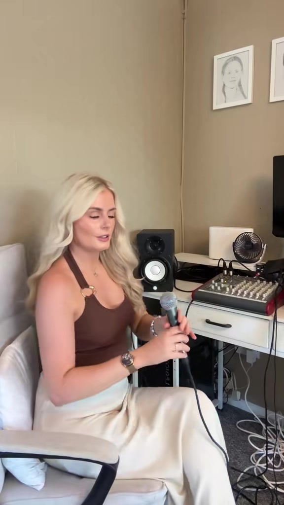 @Liane Jupe sings