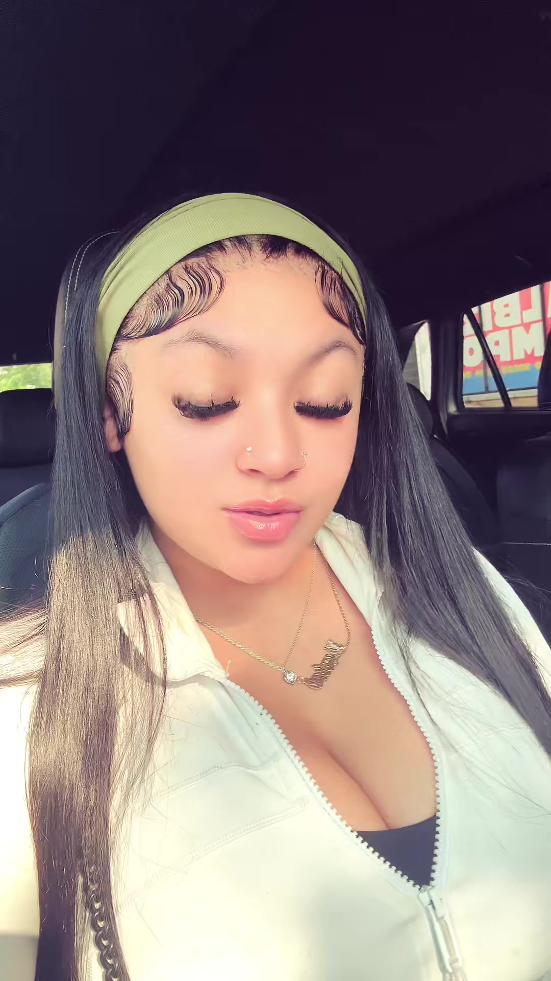 @_actuallydezlyn