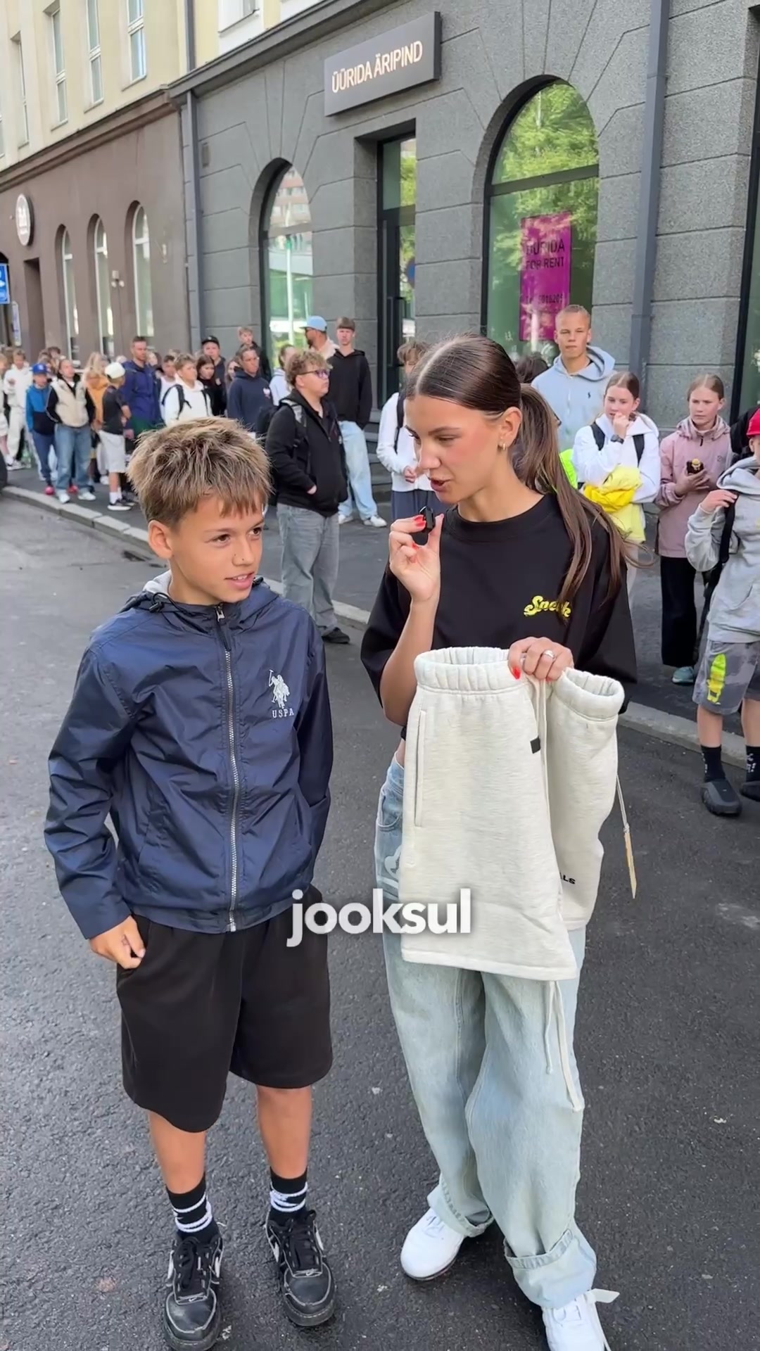 @Sneak.ee