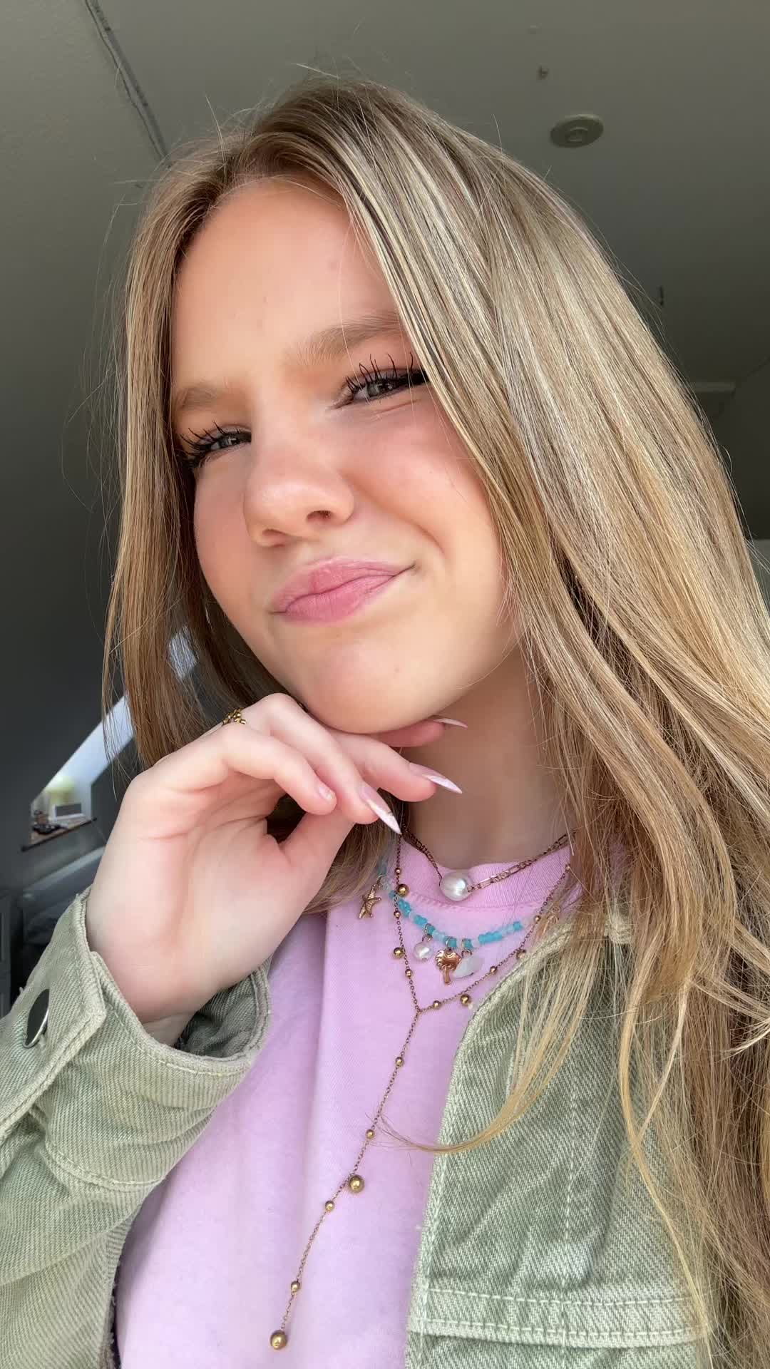 @Isa ᥫ᭡😝