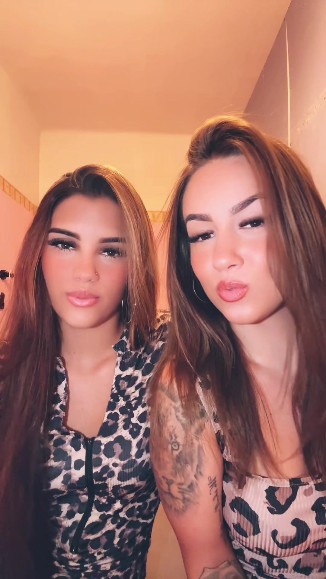 @𝒩