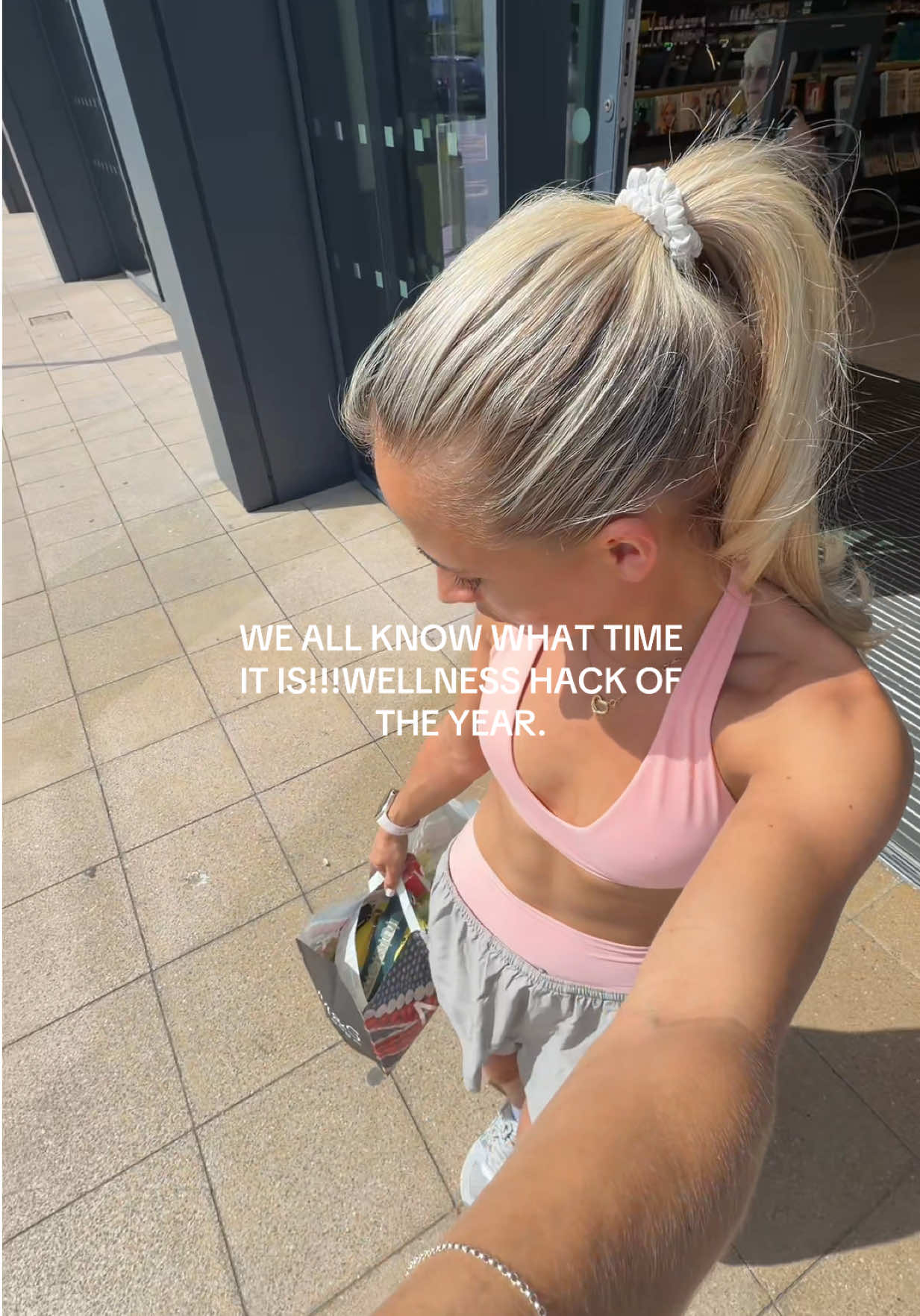 @hollielouisezive