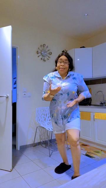 @Julia Bomongo mama ba gaulois