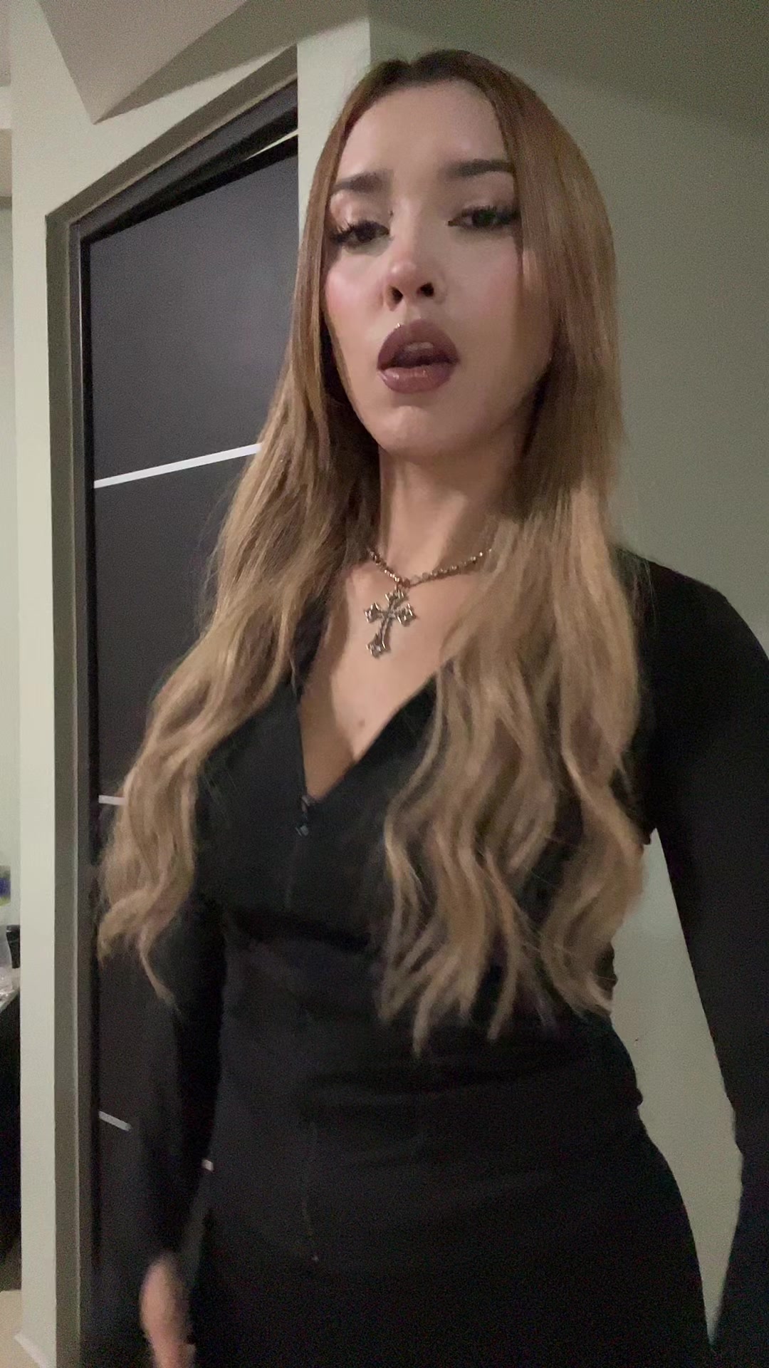 @thequeenisabell