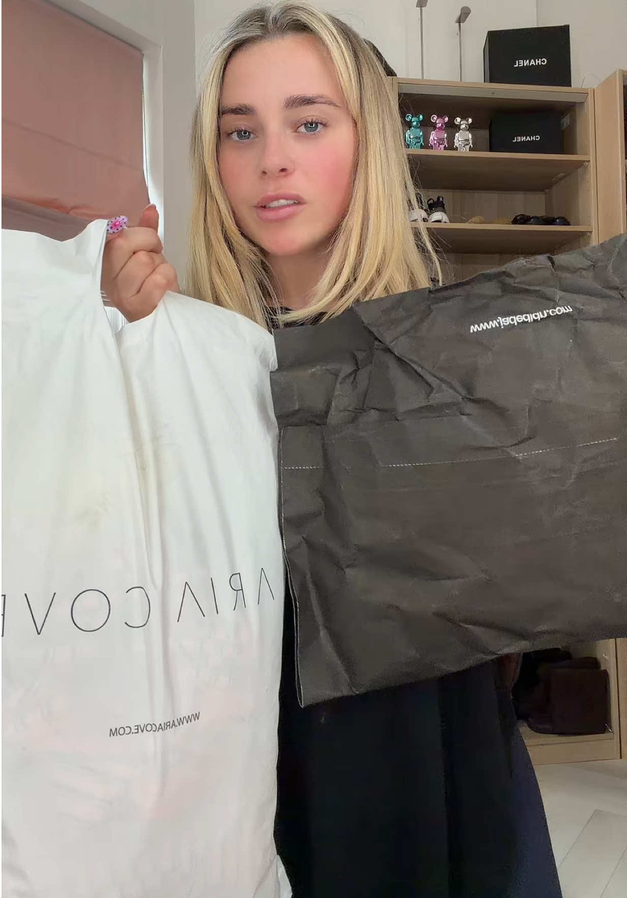@LivvyRoberts🖤
