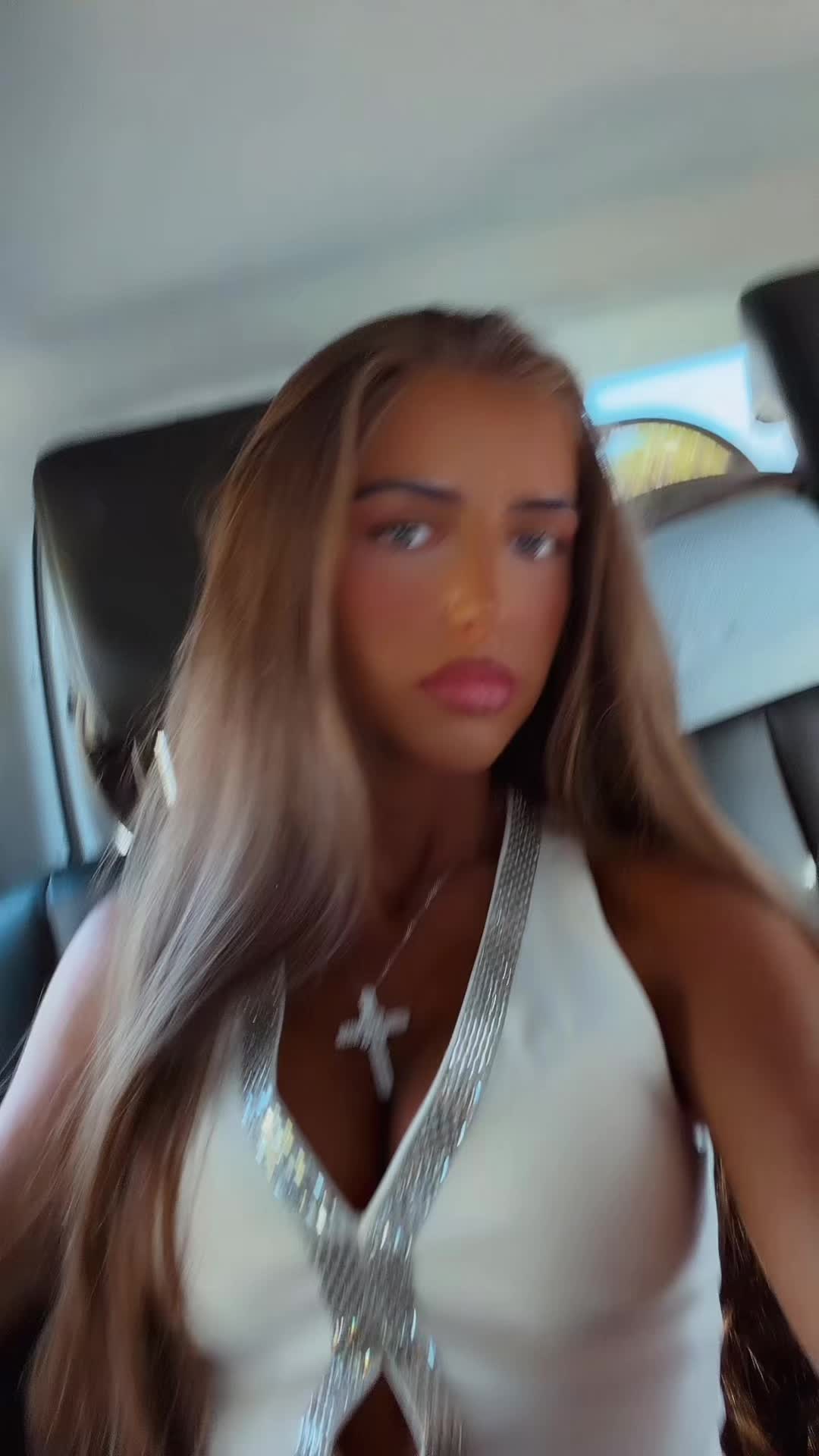@Rosiedelaneyy_