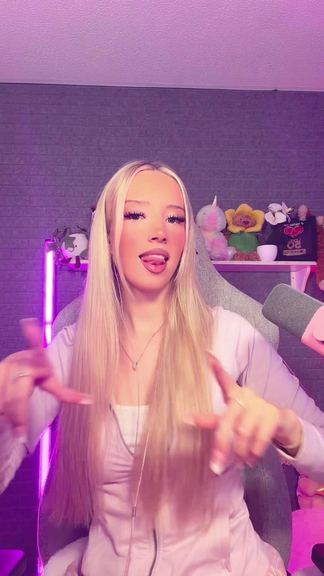 @Becca Louise 🐻ྀི