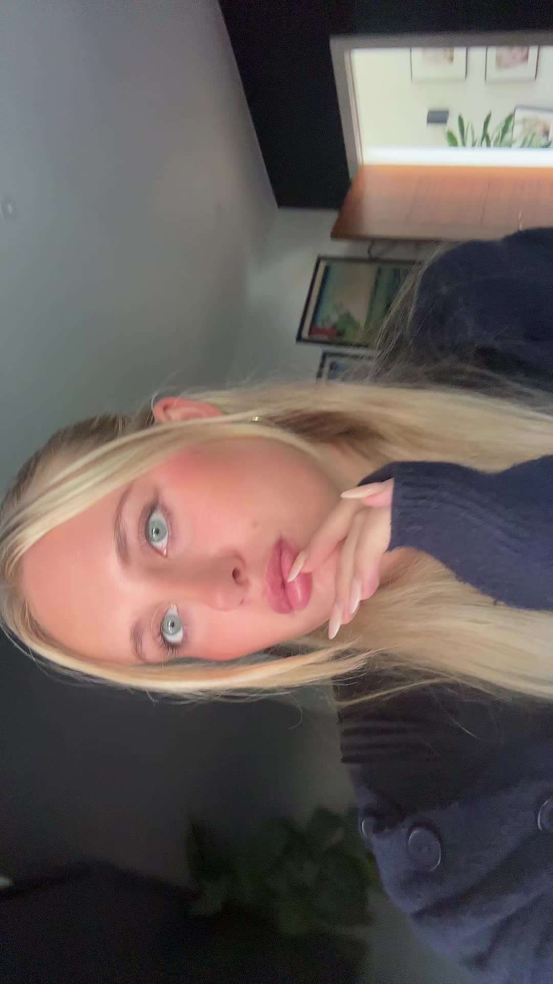 @miahollis1