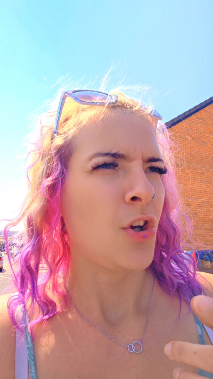 @Adora