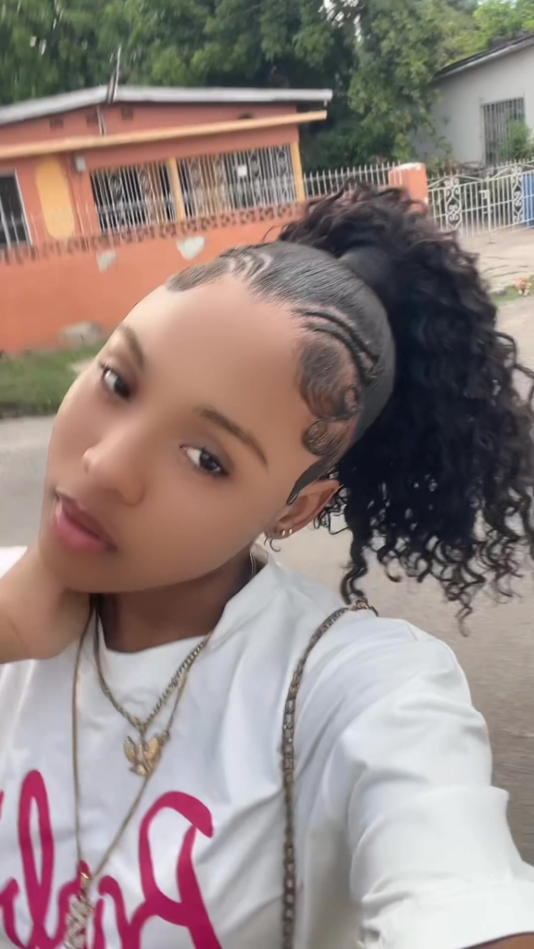 @niaabaee__
