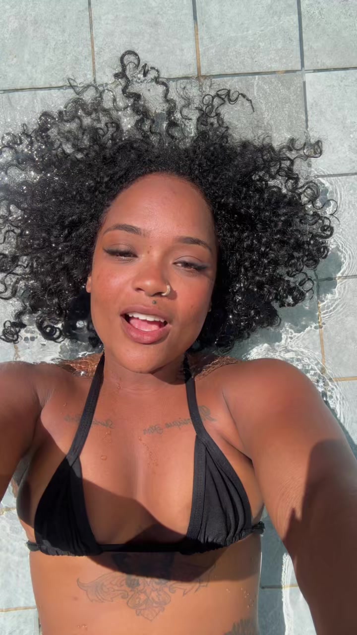 @Vickybrito A preta rara🧜🏾&zwj;♀️