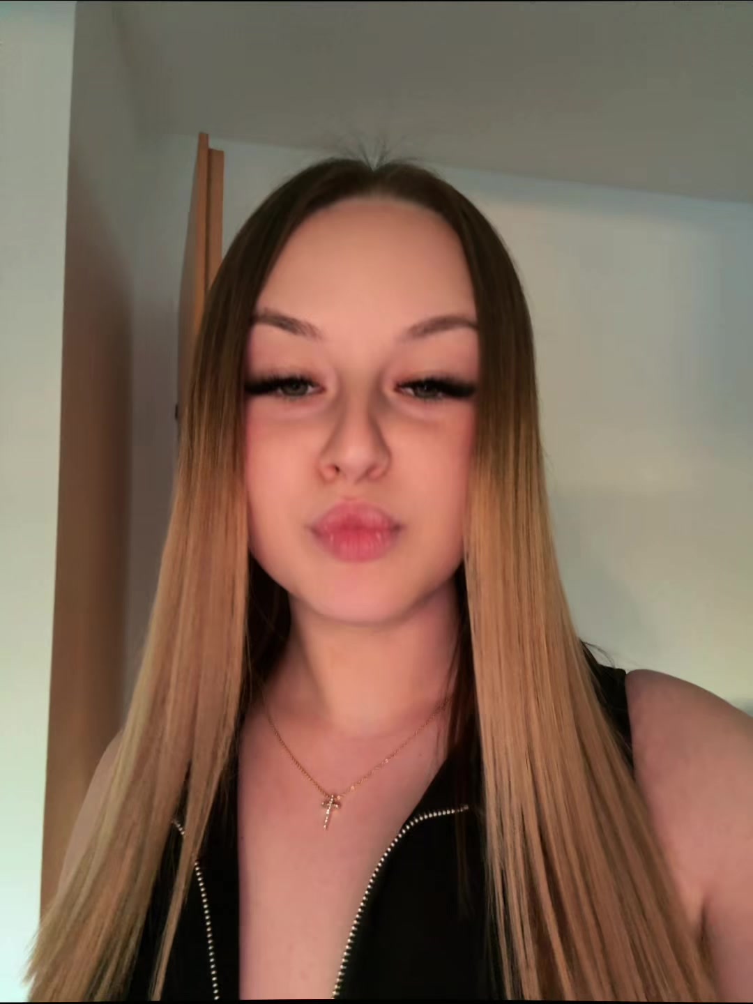 @𝙁𝘽𝙄&times;𝘽𝙇𝙊𝙉𝘿𝘼