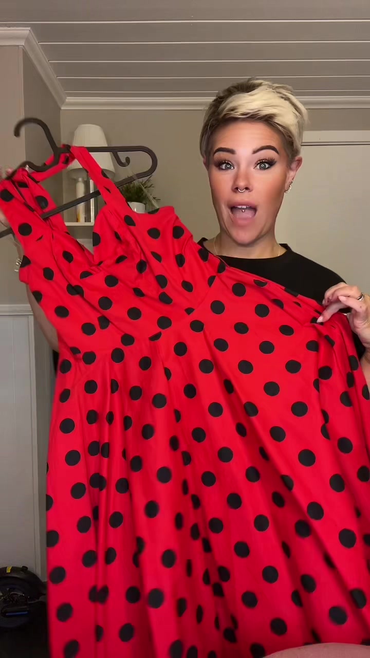 @KissandMakeupByLotta
