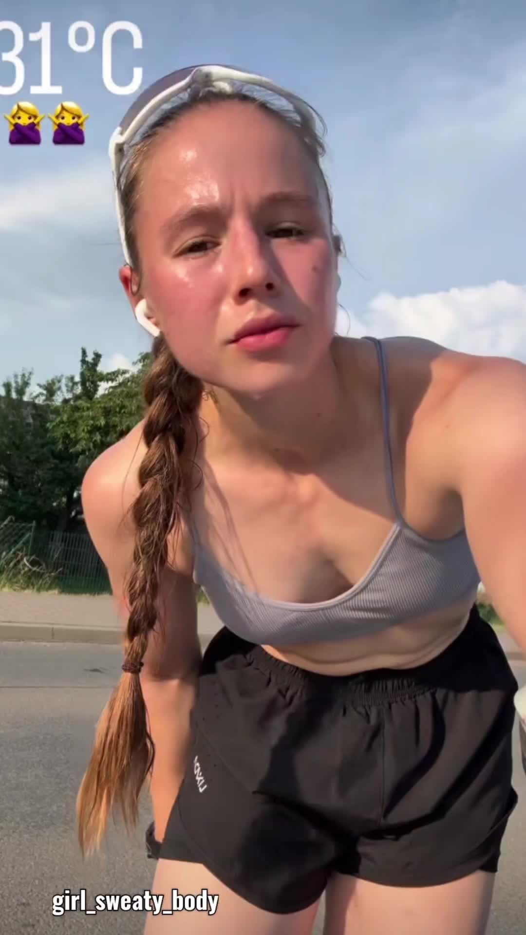 @girl_sweaty_body
