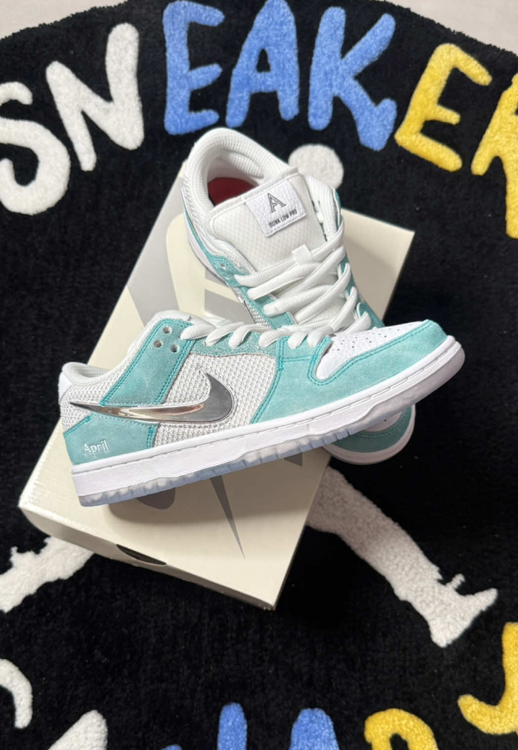 @Sneaker_canary