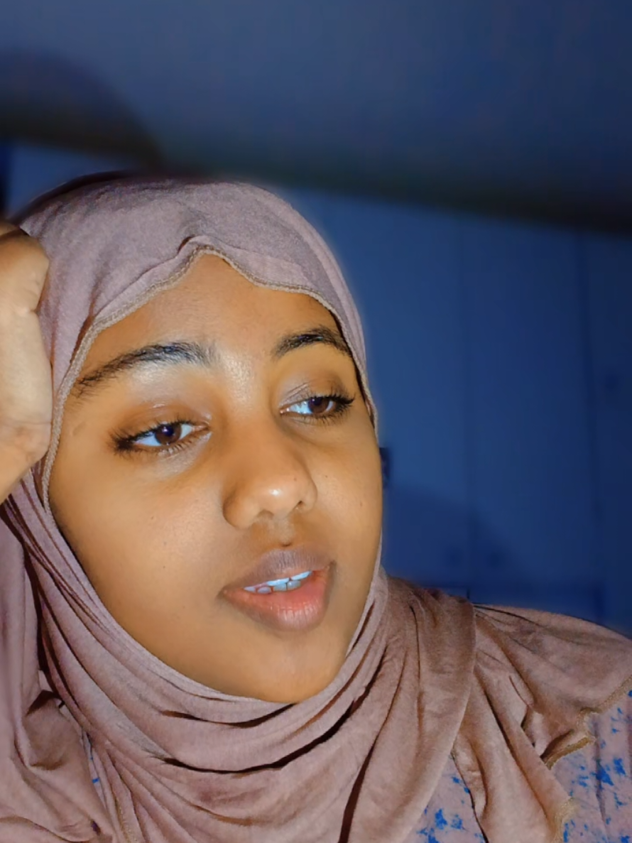 @Ashitii 🦋.....👆🧕🍫👑